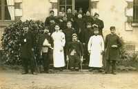  1914-1918 Mutiles de guerre devant leur hopital Disabled ex-serviceman in front of their hospital.jpg 